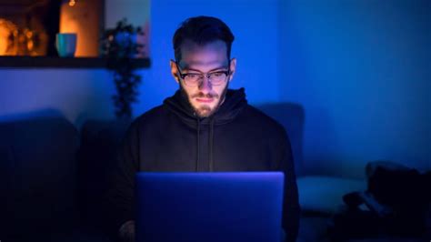 Don't trust people with these 8 deceptive habits, warns former  .